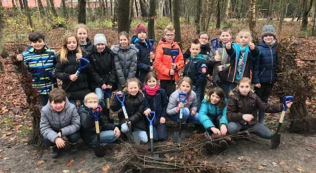 Baumpflanzaktion der 4. Klassen in Sandkrug